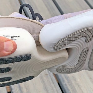 Decoupled sole on the Brooks Aurora_-BL