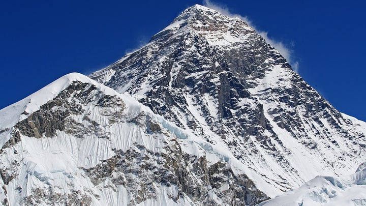 Hundreds of Summit Seekers Return to Mount Everest