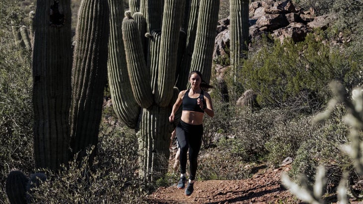 trail runner Dani Moreno in black running in the desert