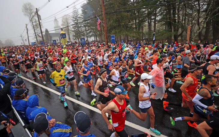 A large crowds starts the Boston Marathon