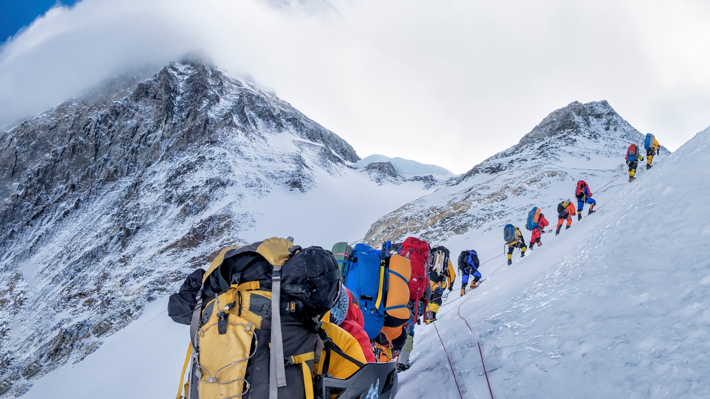 Приспособления для жизни в горах. Кладбище альпинистов Эверест 2021. Альпиинист ПОКООРИЛ Гоур. Восхождение на гору.