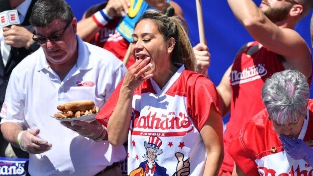 Miki Sudo eating