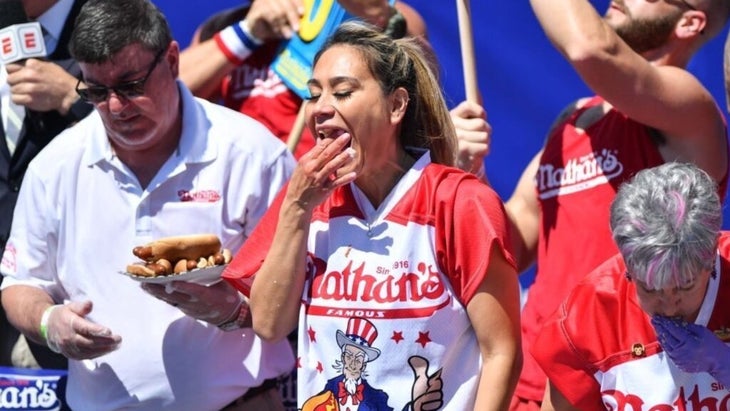 Miki Sudo eating