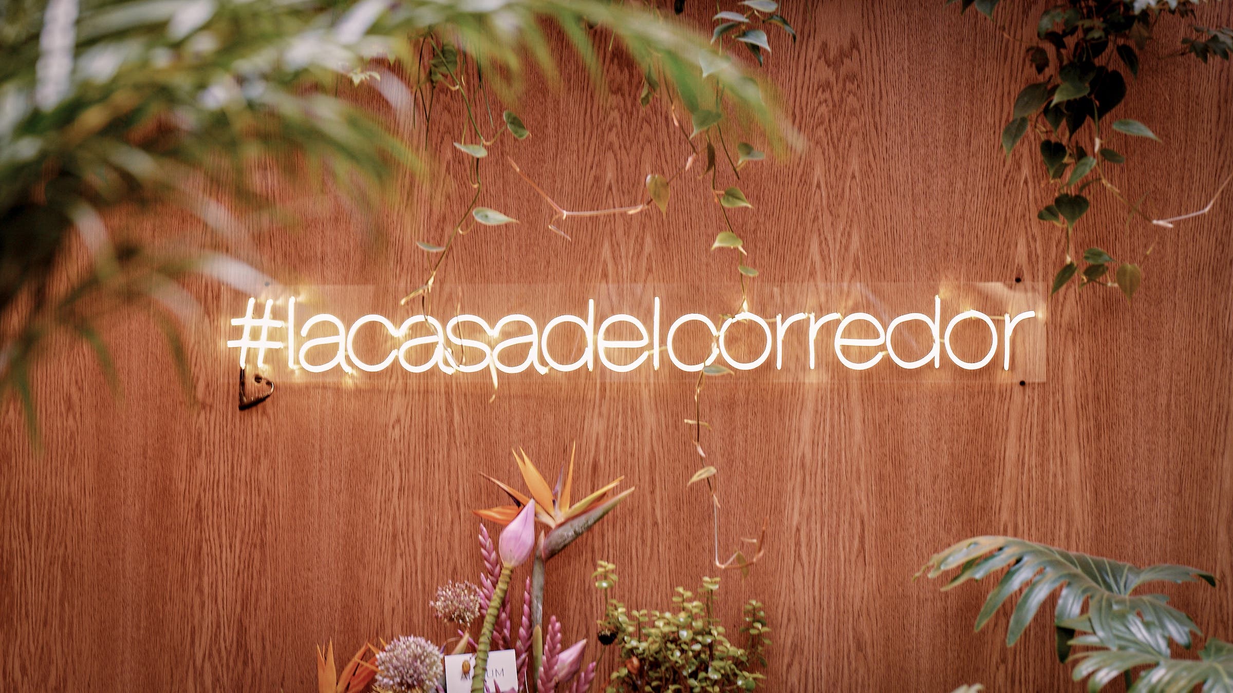 a flourescent sign that says the House of Runners in Spanish