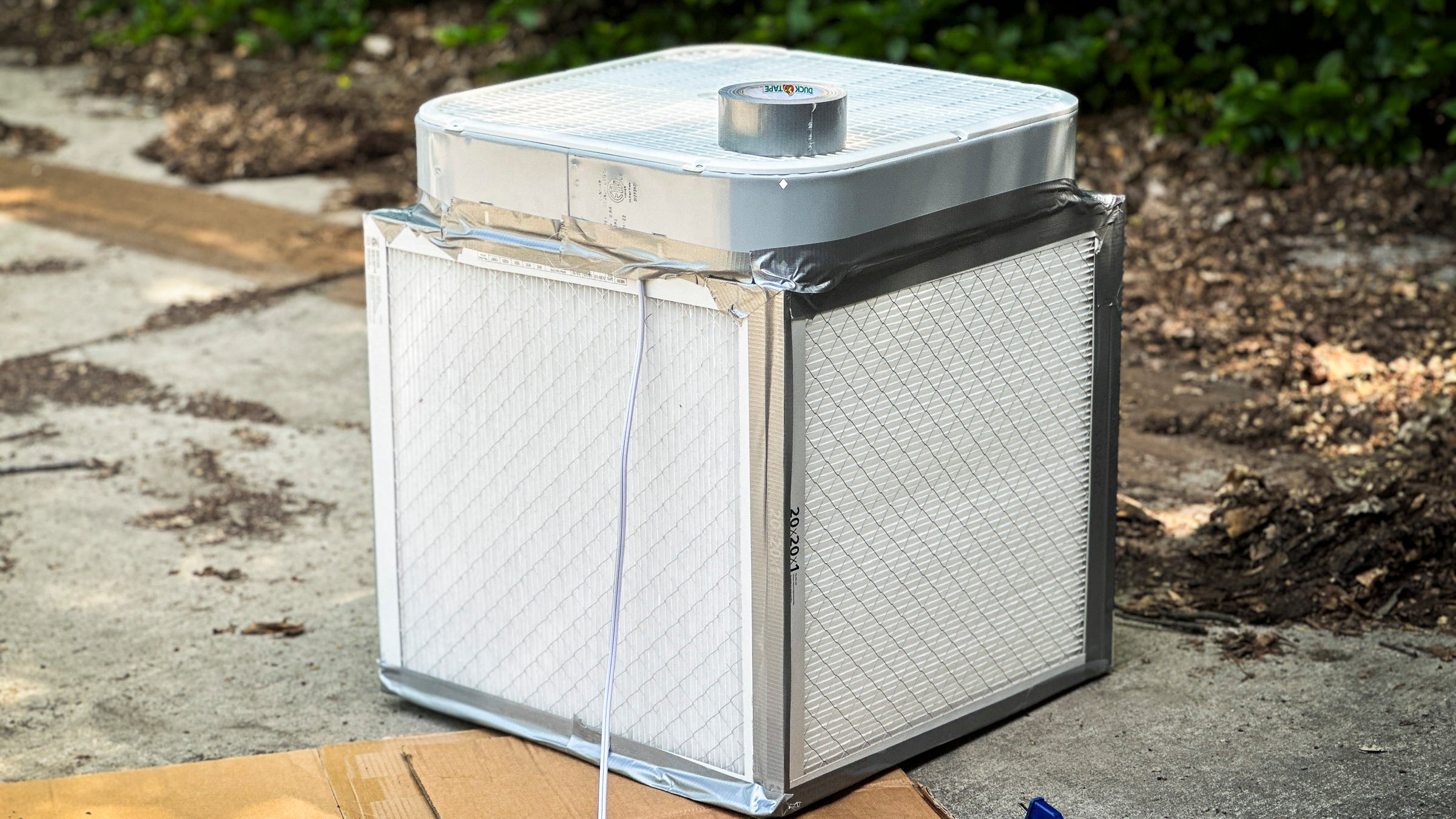 Box fan and filter for outlet smoke