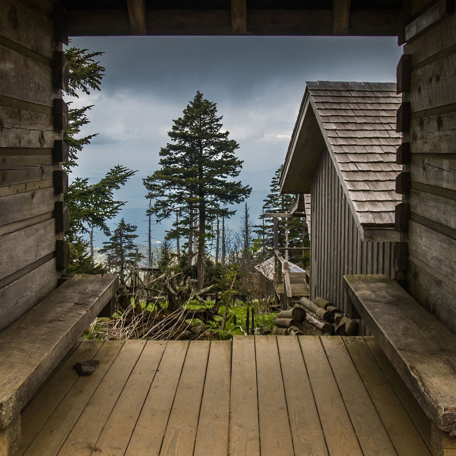 https://cdn.outsideonline.com/wp-content/uploads/2023/07/lecontelodge-cabins-getty-synd_s.jpg