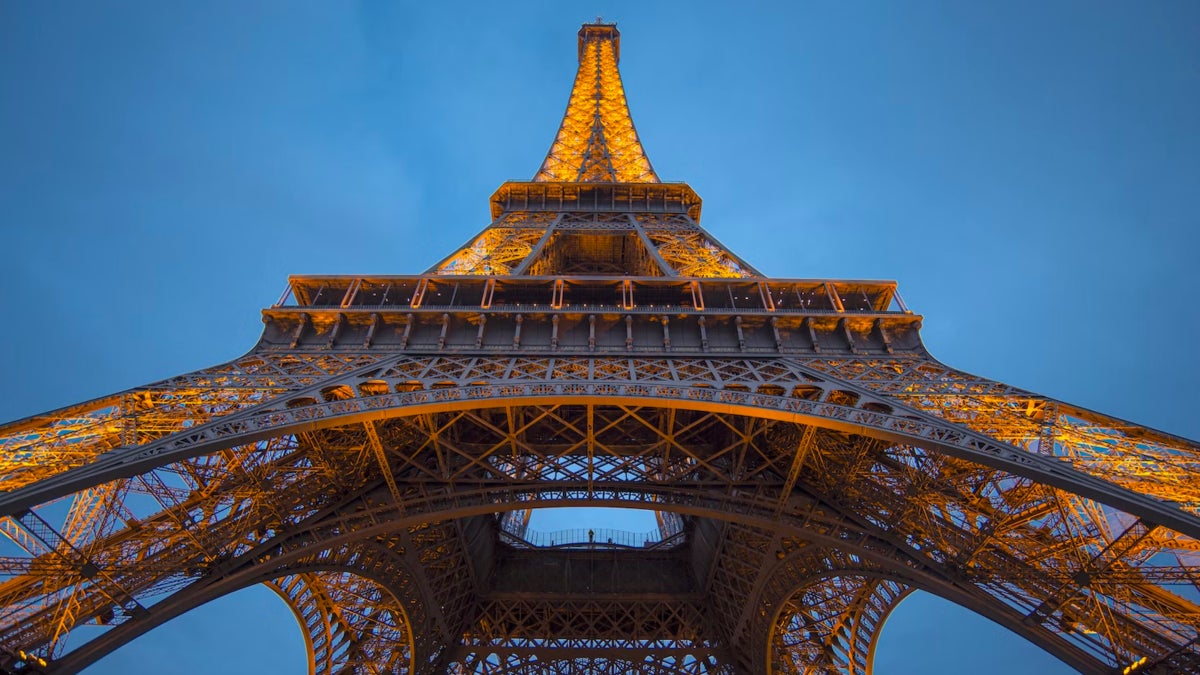 Climber Arrested After Parachuting from Eiffel Tower