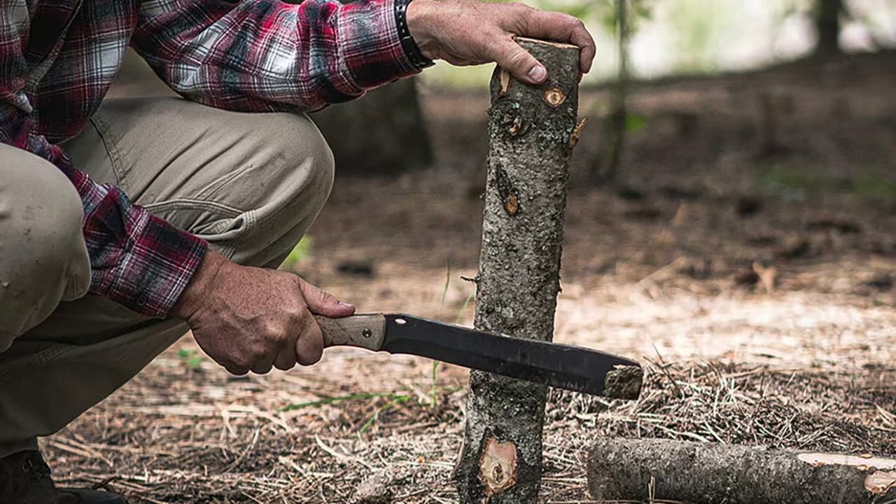 man trimming a small log with the 108 Compadre Froe
