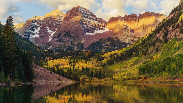 Maroon Bells and Lake at sunrise Colorado