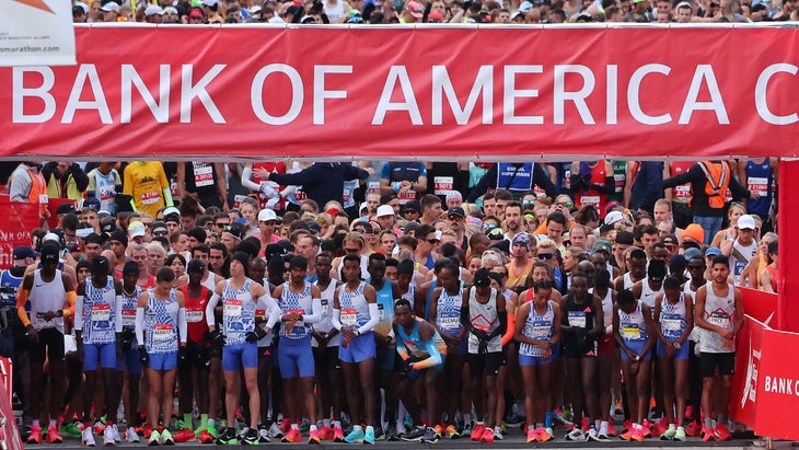 Hundreds line up to run the Chicago Marathon under a red banner