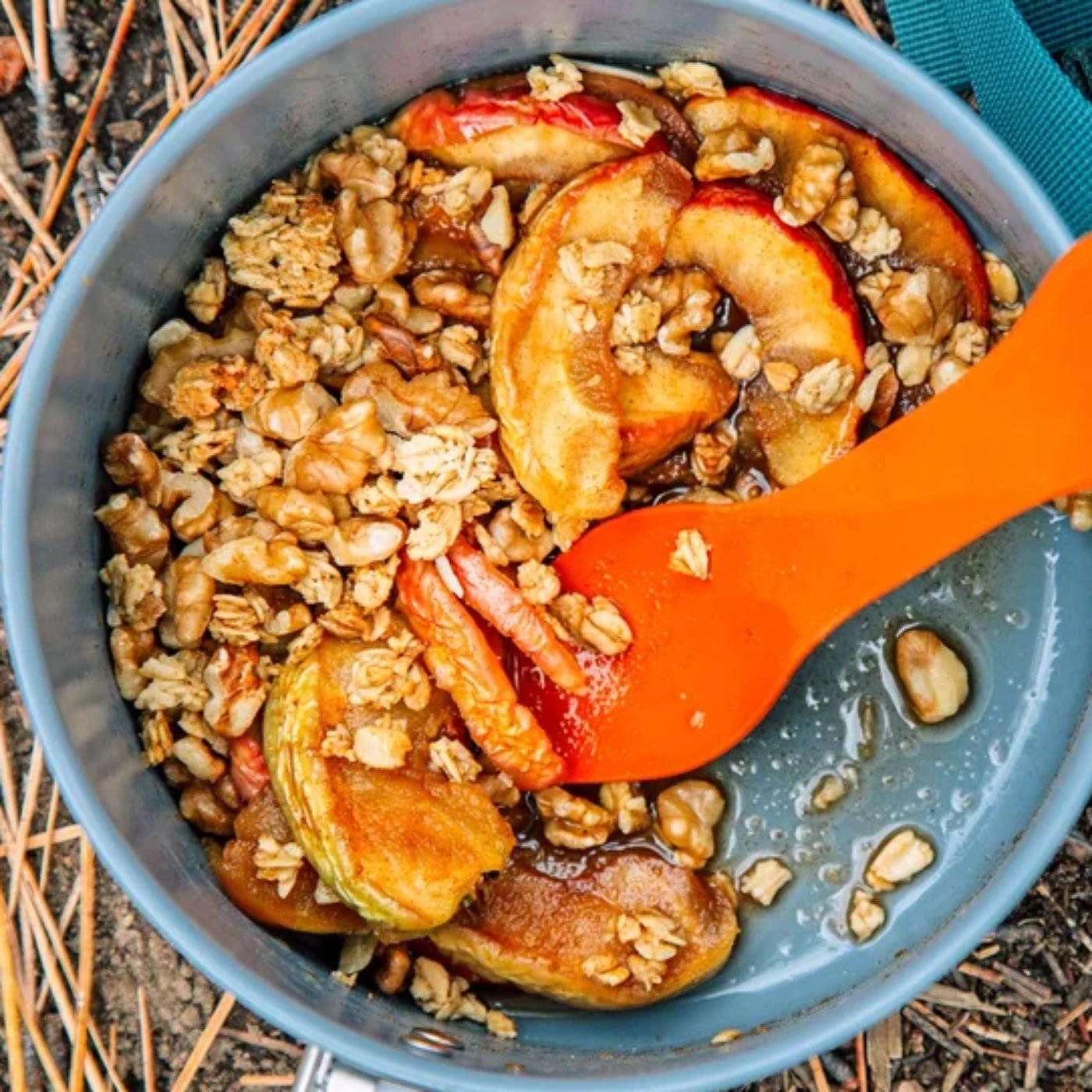 spiced-apple-crisp-is-the-fall-backpacking-dessert-you-can-eat-for