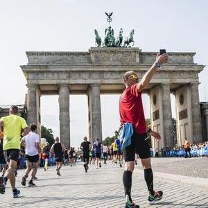 Man poses for selfie while running Berlin Marathon