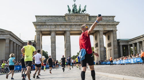 Man poses for selfie while running Berlin Marathon