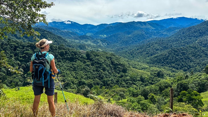 Hiking along El Camino de Costa Rica in the Brunqueña range