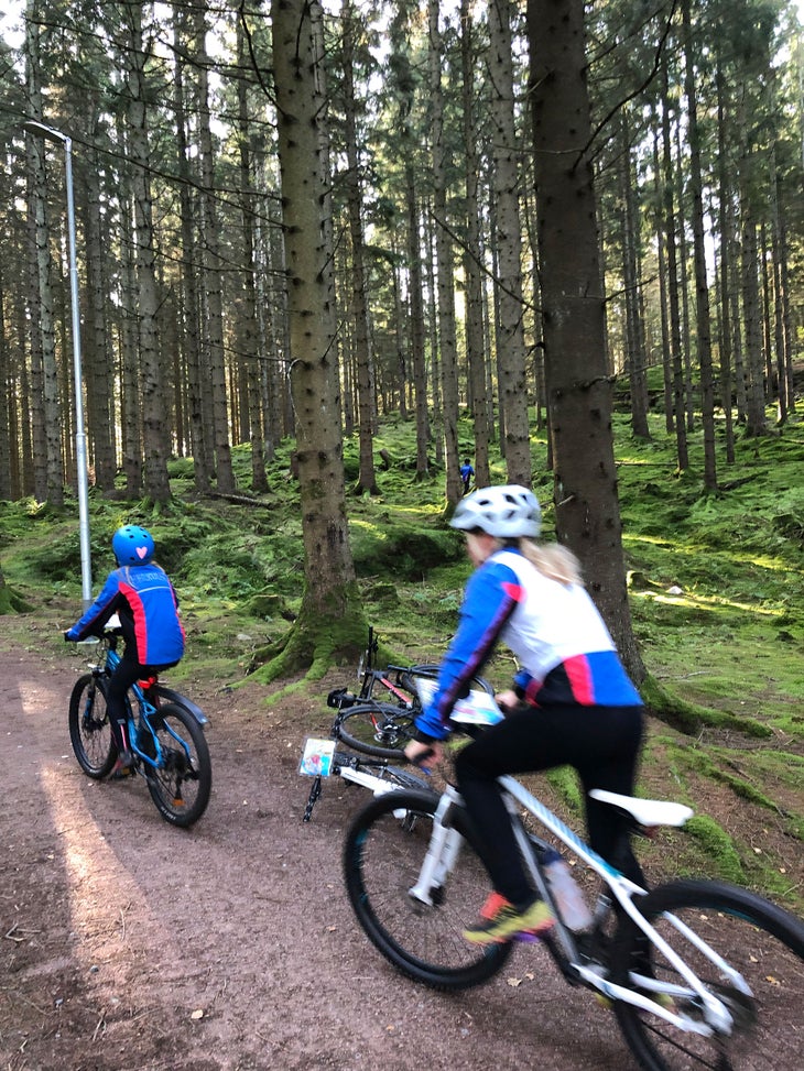swedish schoolkids learning how to mountain bike