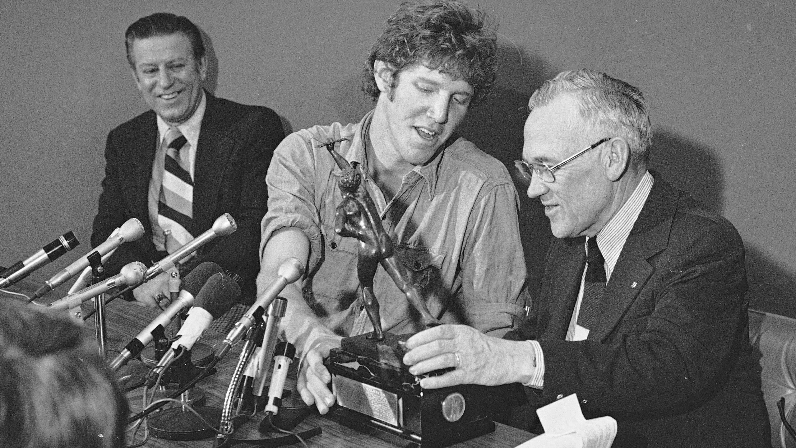 NBA legend Bill Walton (center) accepts the James E. Sullivan Award in 1974.