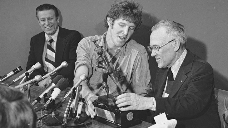 NBA legend Bill Walton (center) accepts the James E. Sullivan Award in 1974. 