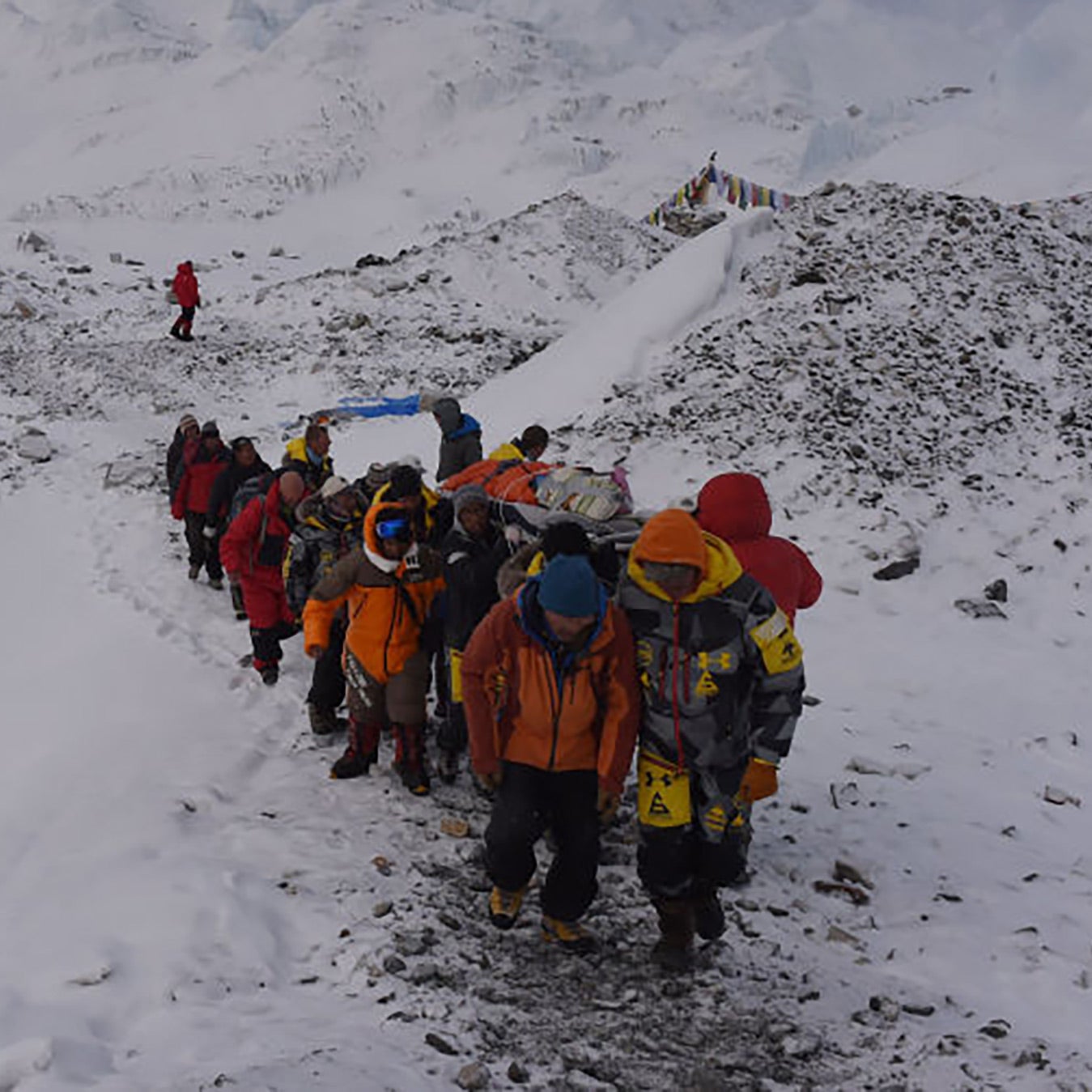 Crews remove a dead body from Mount Everest following a deadly avalanche in 2015.