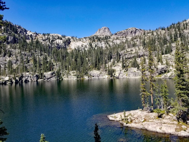 Colorado lake with white rock cliffs and blue sky