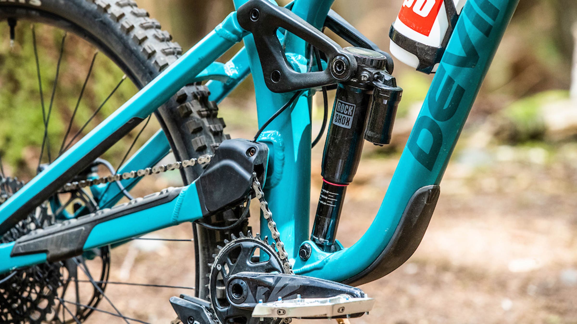 Closeup of bottom bracket of Devinci Chainsaw endor bike