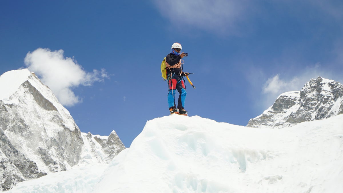 For Nepali Guides on Mount Everest, Daily Life Is Full of Danger