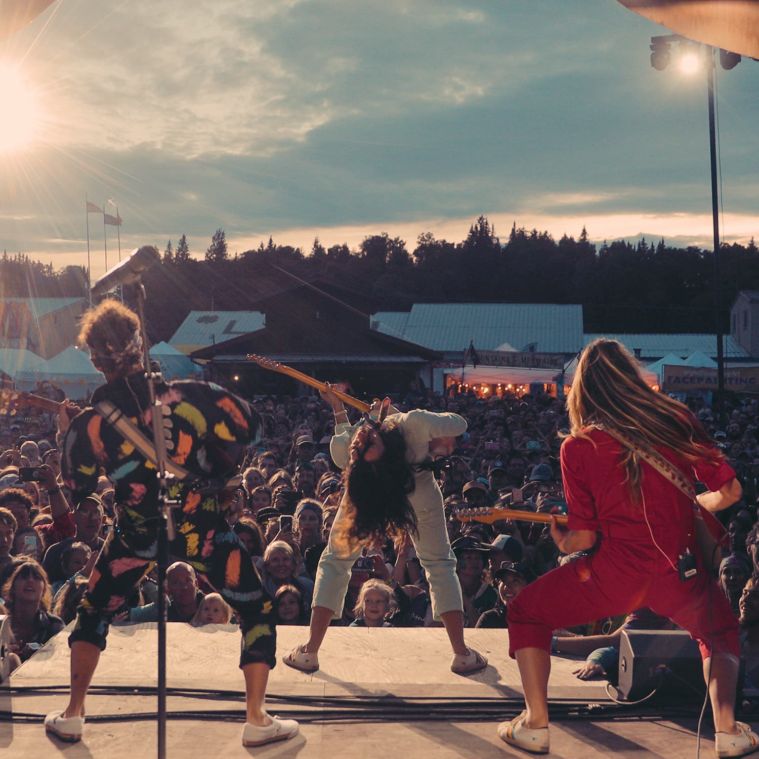 Jason Mraz (center) performing with his band at Salmonfest 2019
