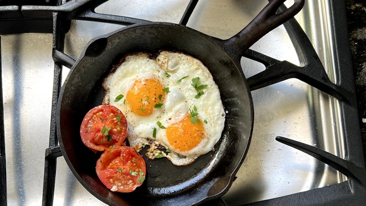 thrifted cast iron skillet with eggs and tomatoes