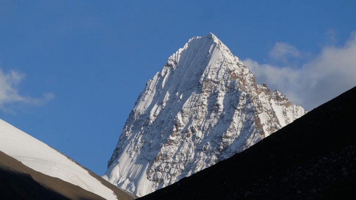 Yawash Sar, a 6,000-plus-meter peak in the Karakorum Range. 