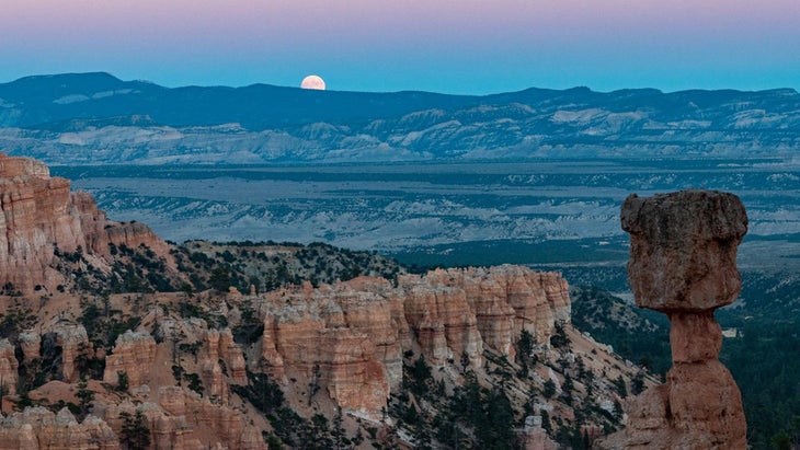 Full moon hike past hoodoos in Bryce Canyon