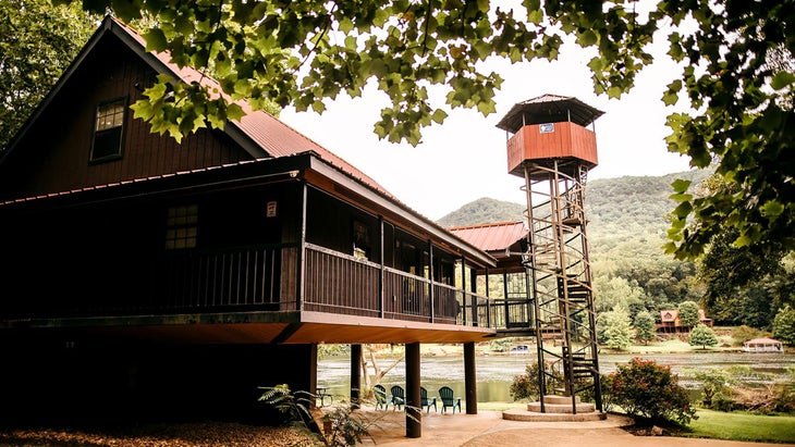 riverfront airbnb and cozy Chattanooga Cabin with a watchtower