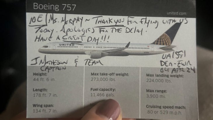 A United I’m-Sorry card shows the flight information and a hand-written note from the captain to the passenger.