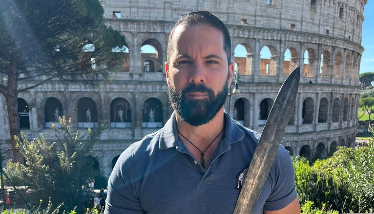 Alexander Mariotti posing in front of the Colosseum