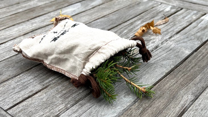 Cotton bag with recycled Christmas tree sprigs