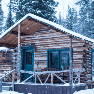 A log cabin covered in snow at Beyuls Retreats in Colorado