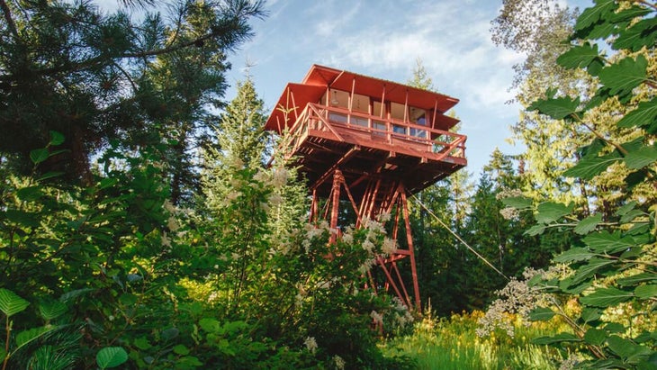 Crystal Peak Lookout in Fernwood, Idaho—a treehouse vacation rental