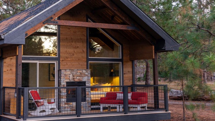 The exterior of one of the cottages at Firefall Ranch outside Yosemite