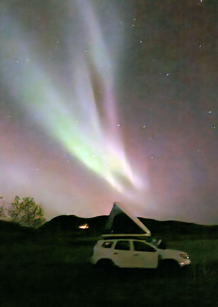 dacia duster with rooftent in iceland with northern lights