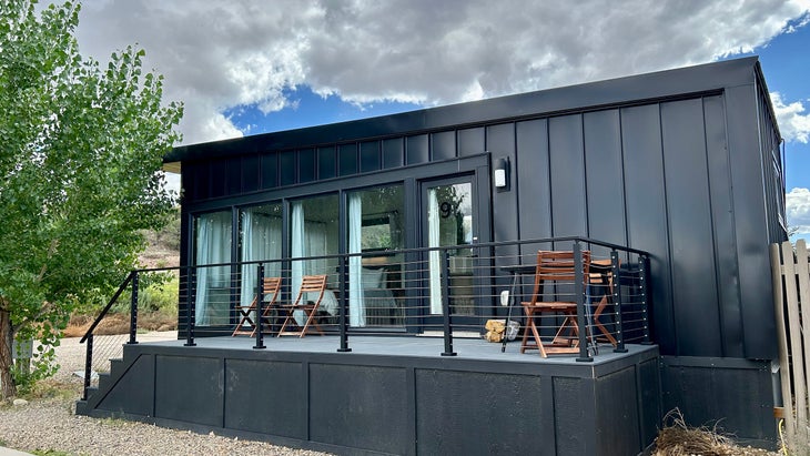 deluxe cabin with deck and driveway at Ofland Escalante