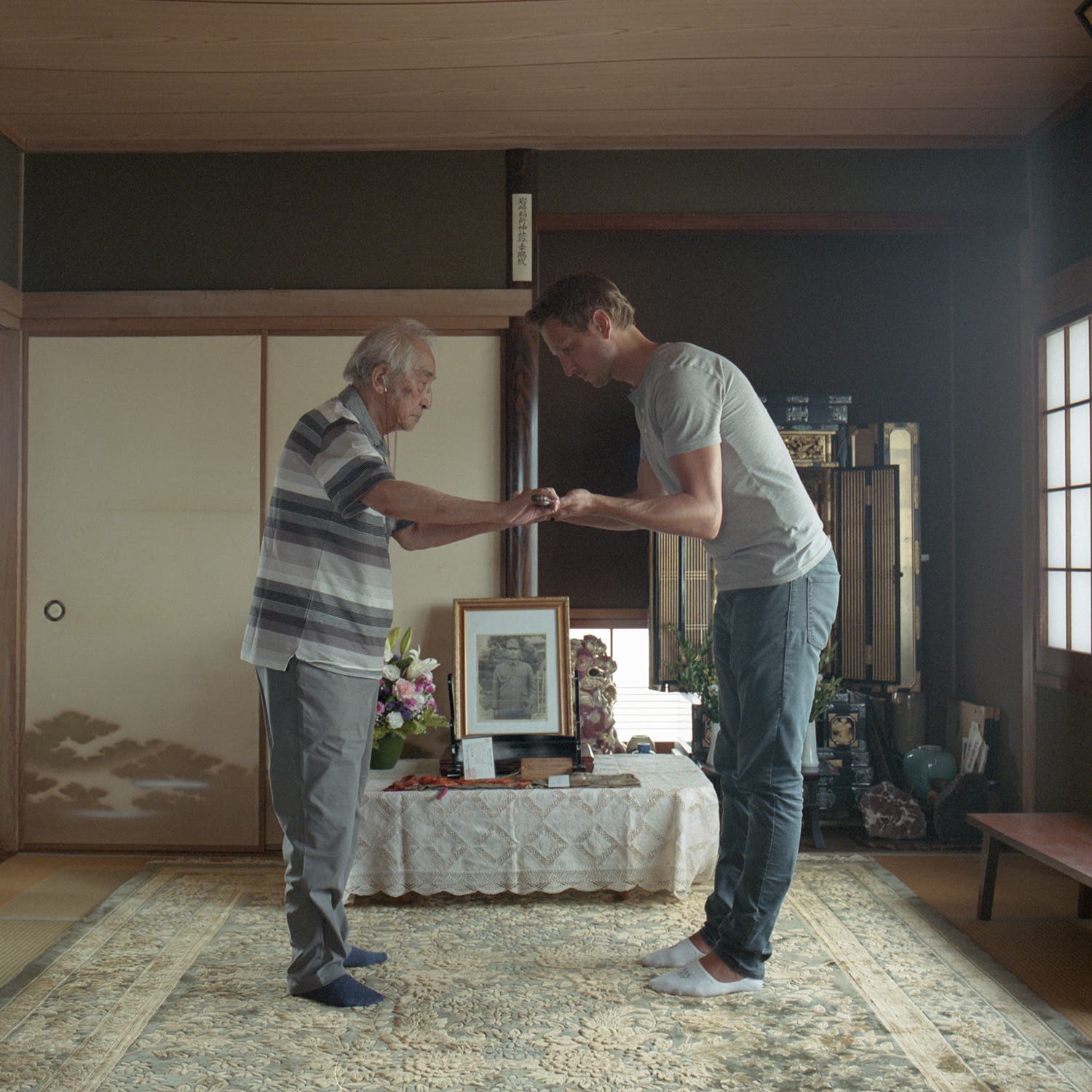 The author returns the sword his grandfather found in Okinawa to the son of the original owner, Takemitsu Umeki