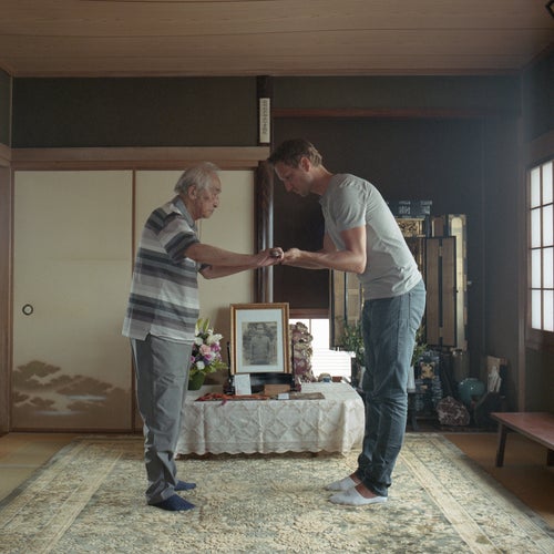 The author returns the sword his grandfather found in Okinawa to the son of the original owner, Takemitsu Umeki