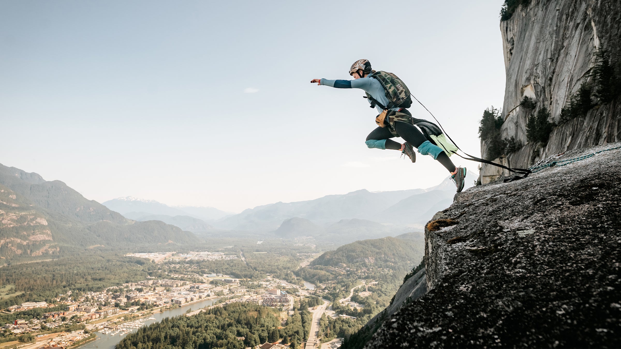 Alenka Mali static lining off the Stawamus Chief in Squamish, B.C.