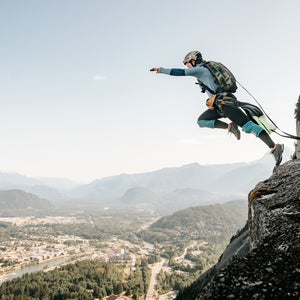 Alenka Mali static lining off the Stawamus Chief in Squamish, B.C.