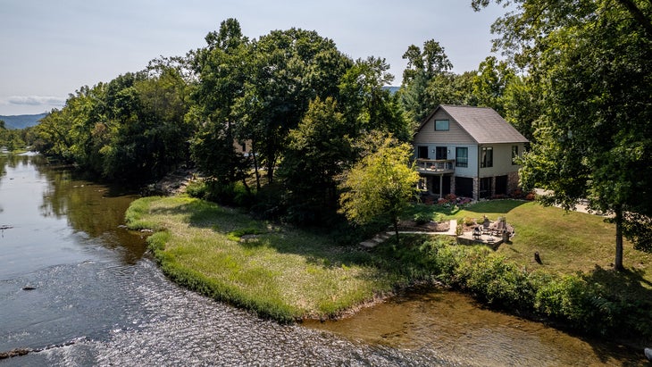 Riverfront Glass House near Great Smoky Mountain National Park