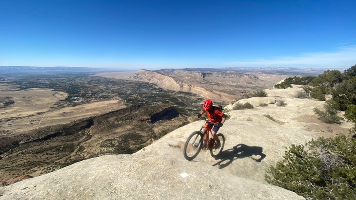 rider on the Palisade Plunge stopping for a mountain bike lap along one of the best road trips in the southwest