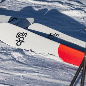 DPS Pisteworks 79 carving ski on snow