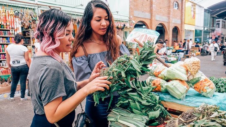 women looking at vegetables in the Mercado de Jamaica, Mexico City