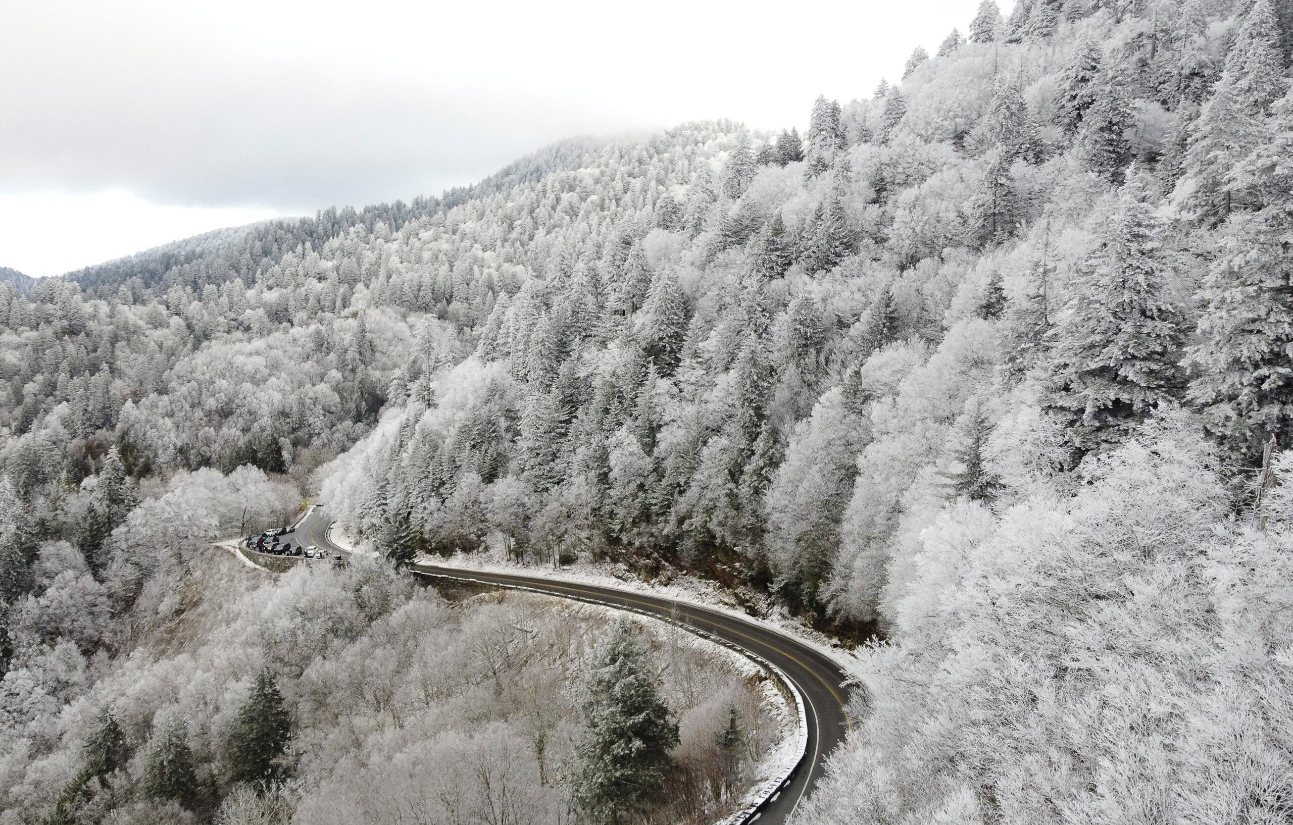 Tourists tour the mountains on the border between the territories of Tennessee and North Carolina in Great Smoky Mountains National Park