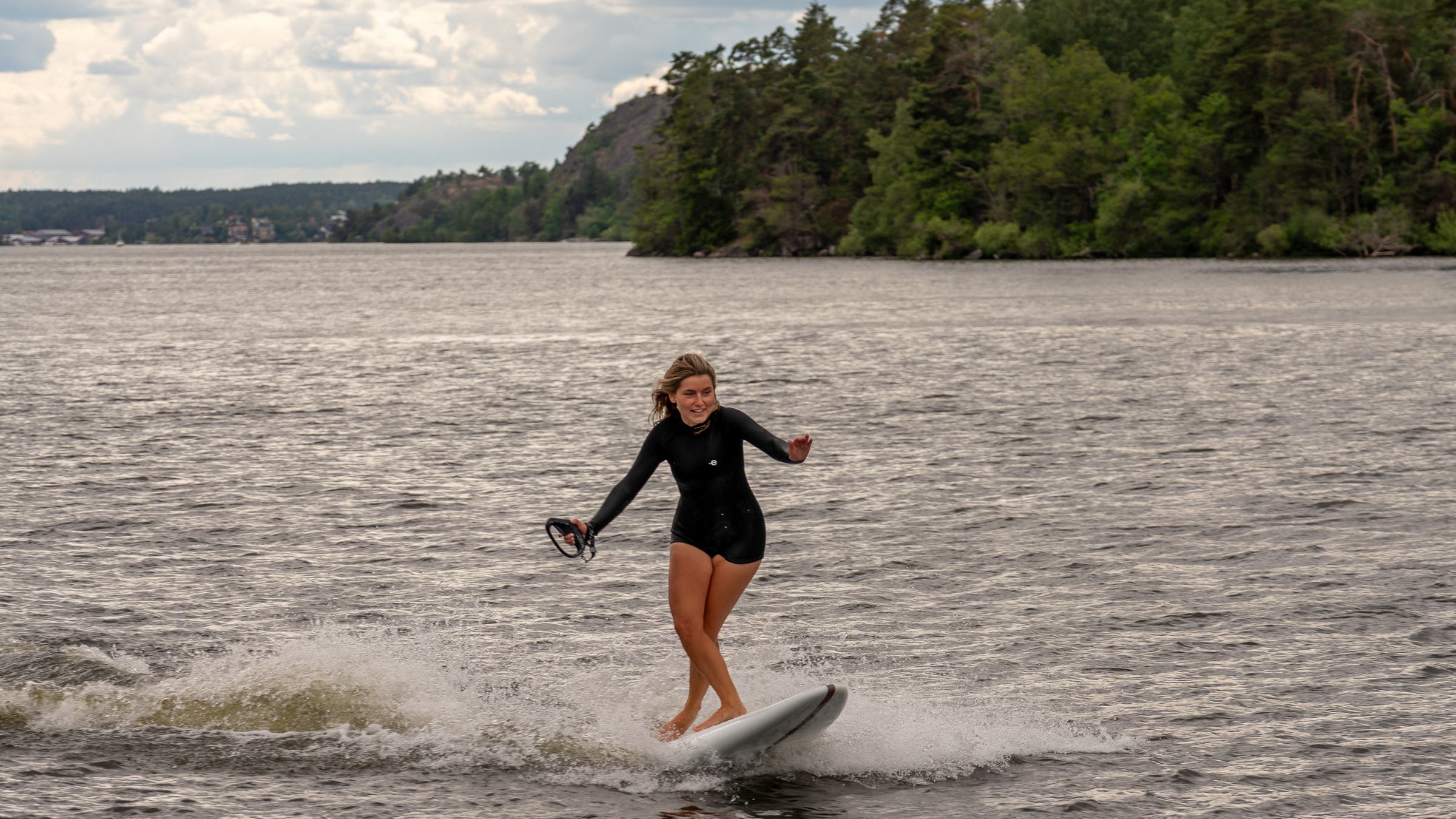 Lind Canvas surfing test ride on lake