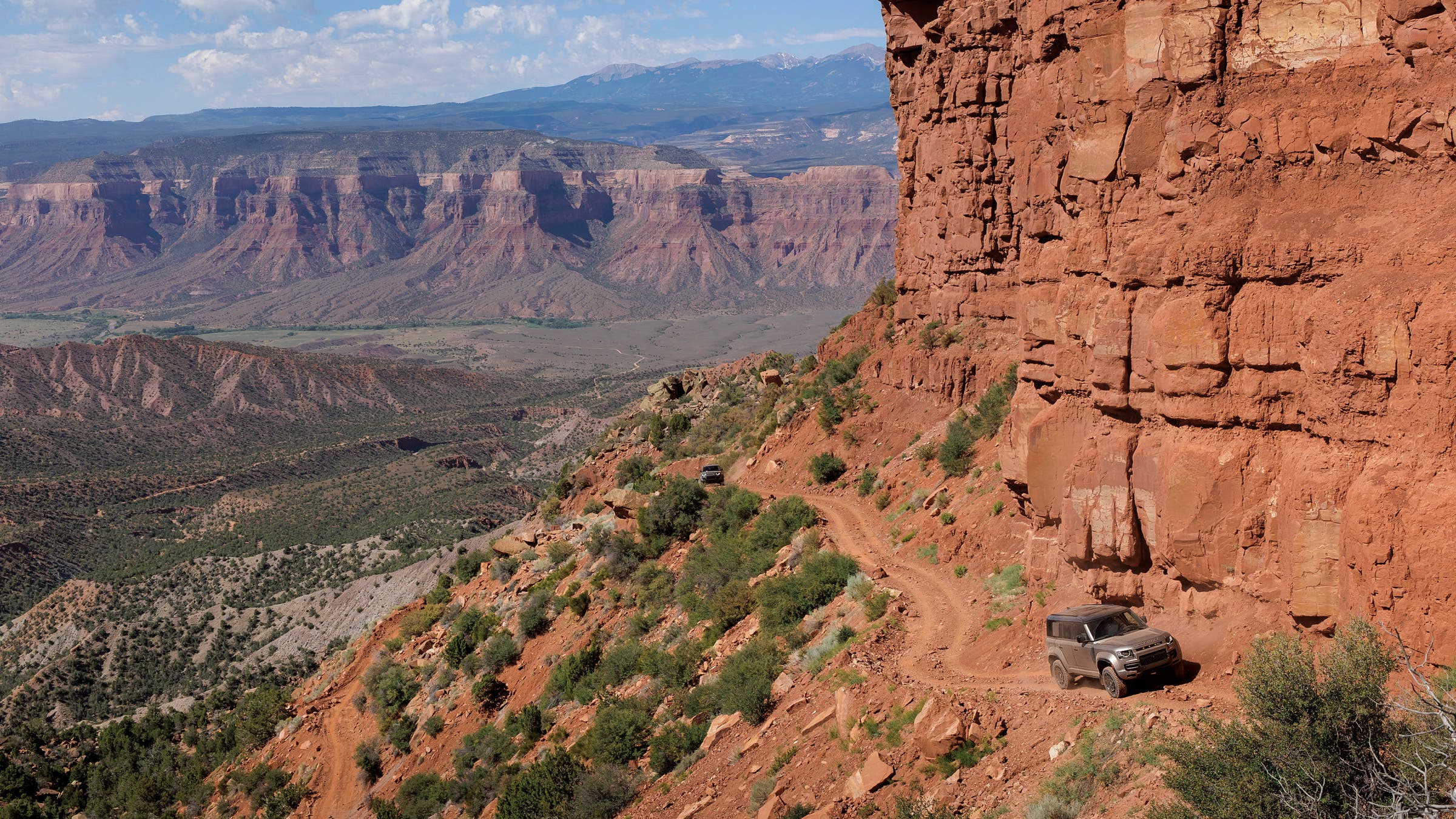 Defender Octa driving offroad