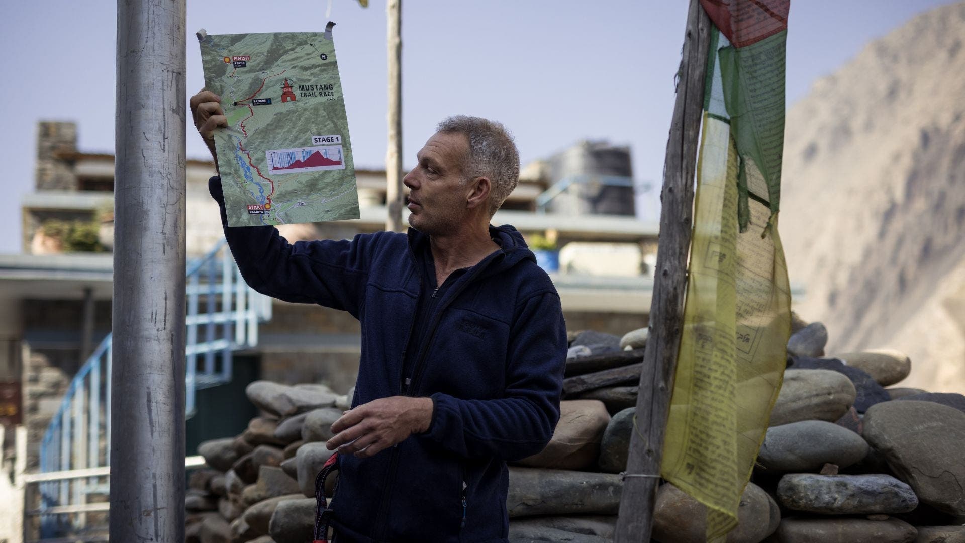 the race director shows a map